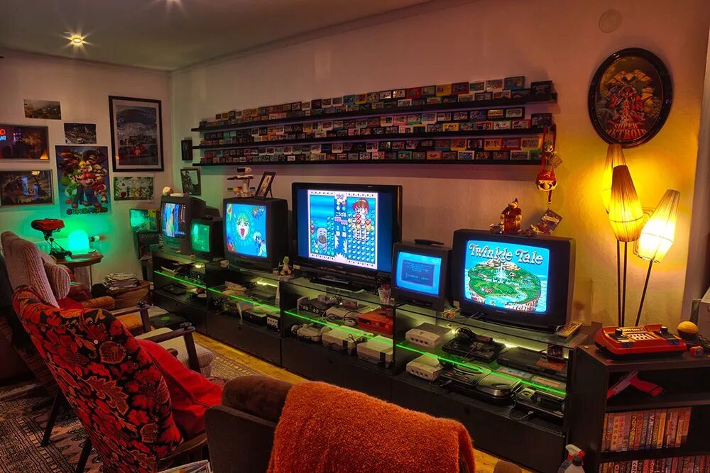 В какой комнате едят. Геймерская комната. Комната для видеоигр. Игровая комната компьютерная. Игровая комната геймера.