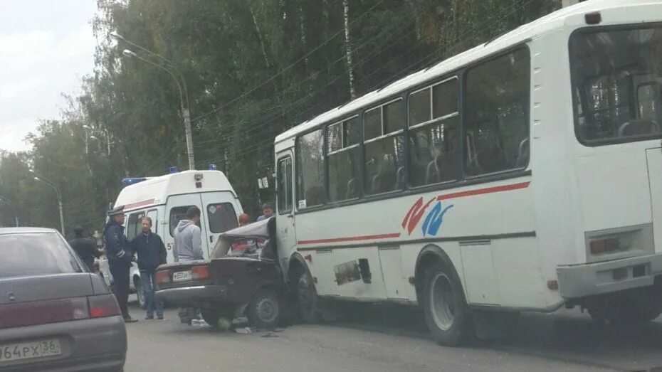 Автобус Воронеж Семилуки. 60 Автобус Воронеж авария. Маршрут автобус Воронежа 60б. Маршрут 303 Воронеж аварии.