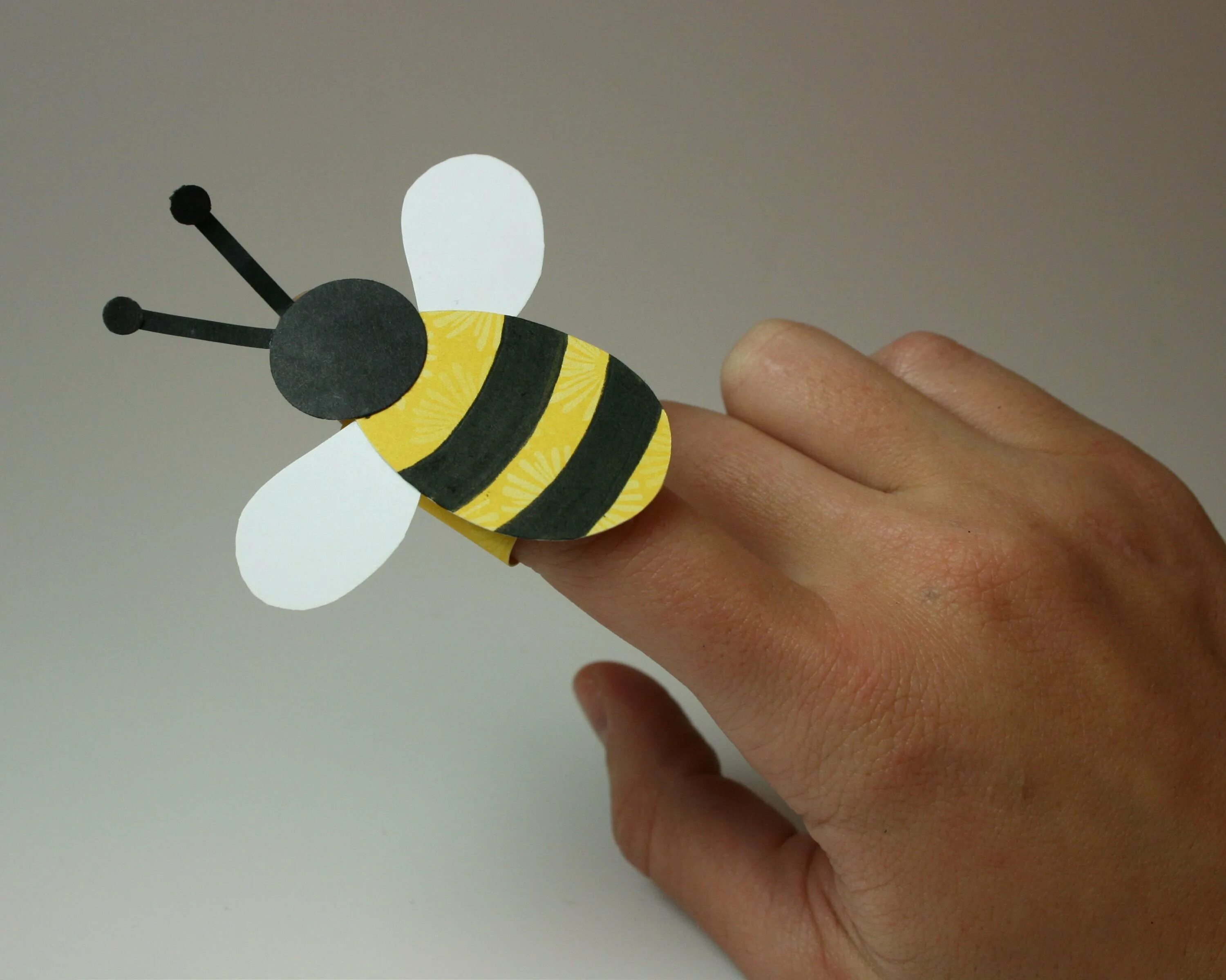 Сделать пчелу своими руками. Поделка Пчелка. Поделка из втулки Пчелка. Пчелка поделка для детей. Поделка насекомые для детей.