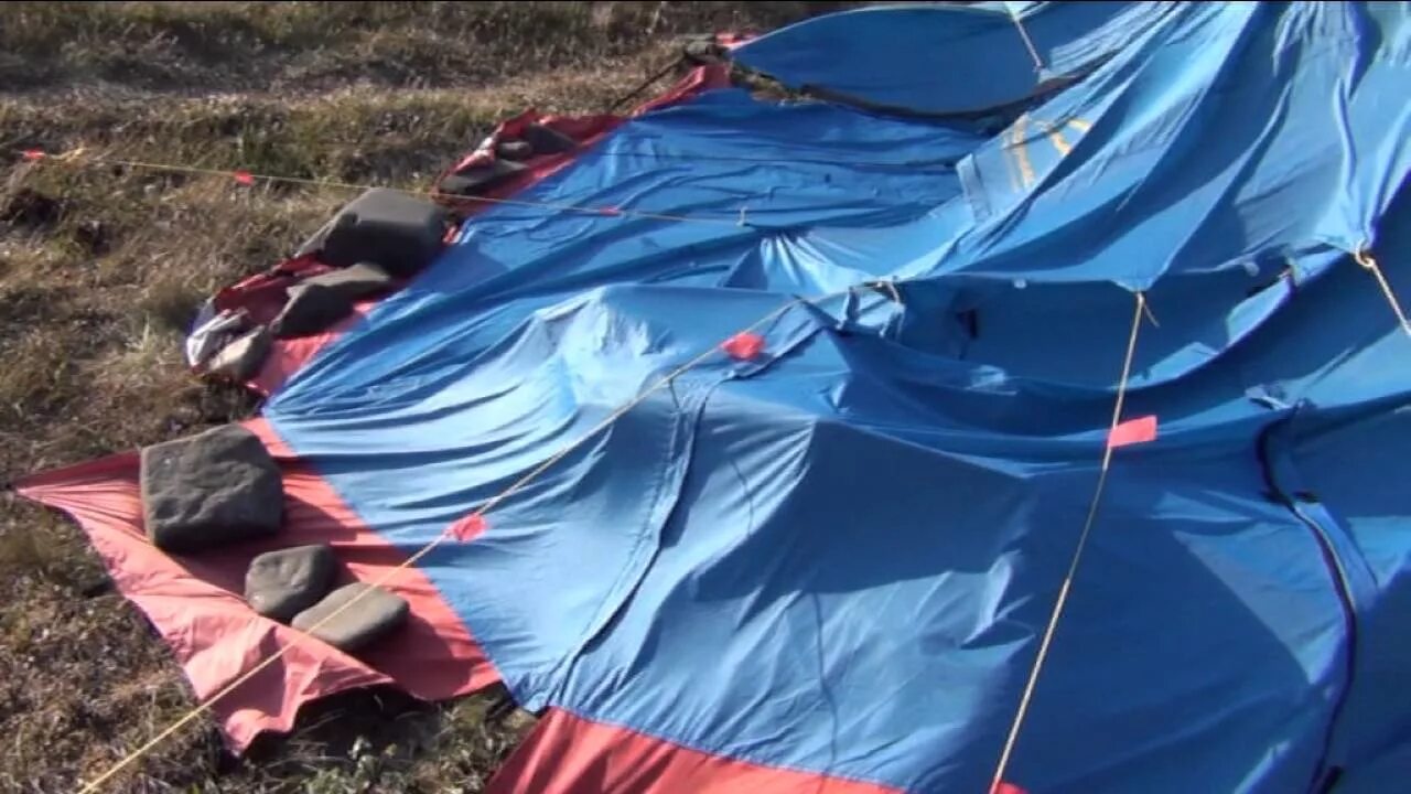 Рваная палатка. Разорванная палатка. Рваный тент. Палатка на ветру.