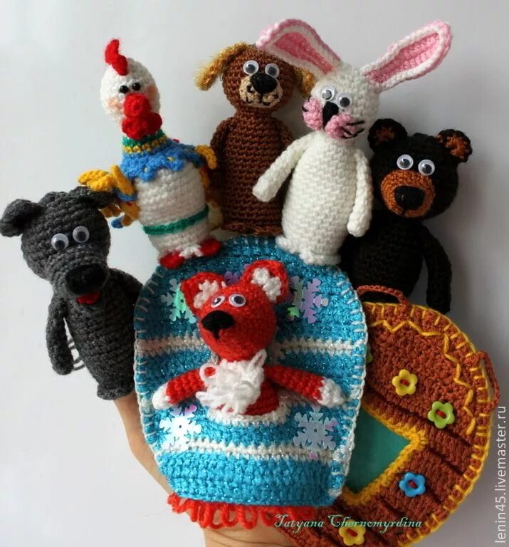 Вязаный теремок для пальчикового театра. Вязаный пальчиковый театр колобок. Пальчиковый театр зайкина избушка. Вязаный кукольный театр теремок. Пальчиковый театр крючком теремок мастер класс.