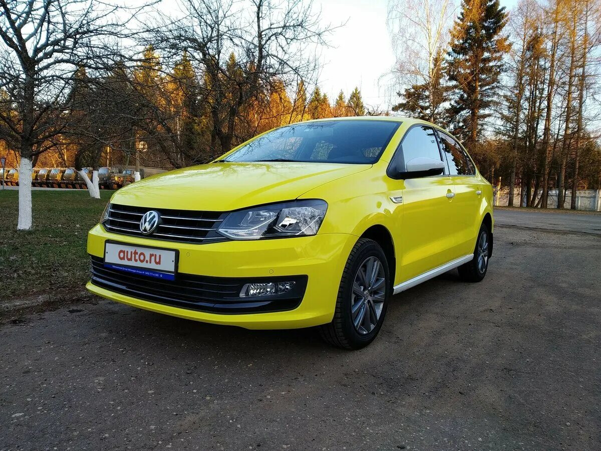 Volkswagen Polo sedan жёлтый. Volkswagen Polo 5 2016 жёлтый. Фольксваген поло желтый 2019 год. Фольксваген желтый 22. Volkswagen желтый