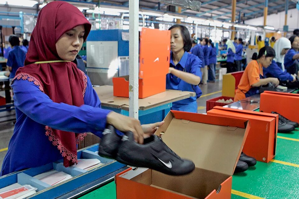 Производство найк. Nike Factory. Индонезия завод найк. Фабрика найк во Вьетнаме. Фабрика кроссовок найк в Китае.