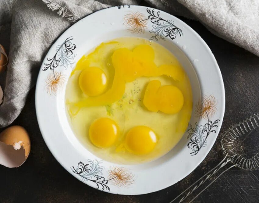 Тарелка для яиц. Серый желток. Сырые яйца в тарелке. Удобный желток.