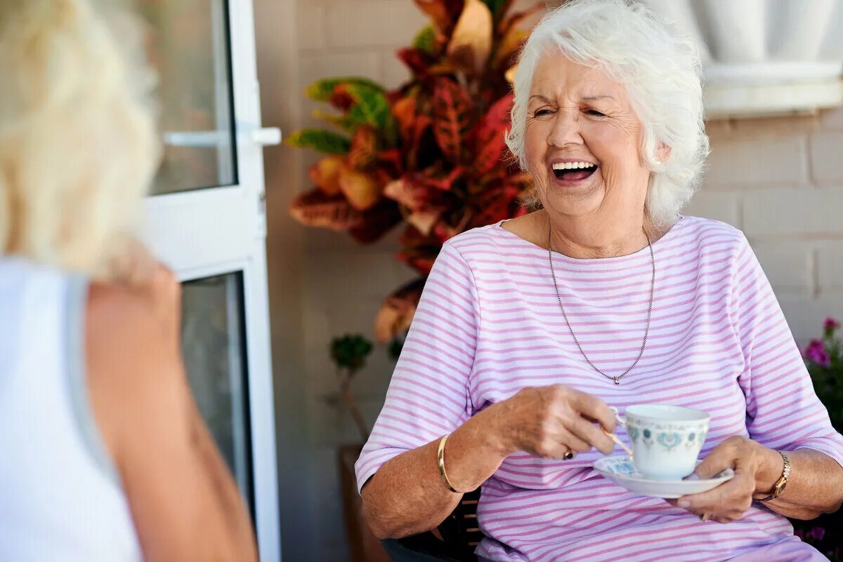 Красивая пожилая женщина. Пожилая женщина смеется. Бабушка пьет чай. Бабушка смеется. 15 лет это старость