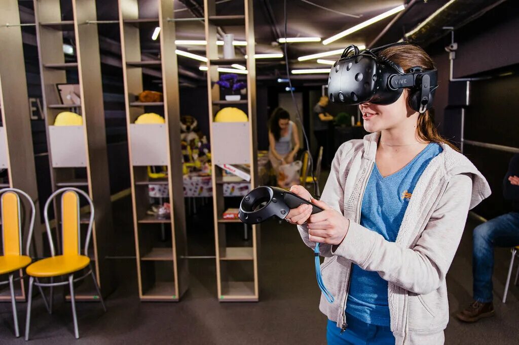 Топ виртуальной реальности. Виртуальные очки vr3. VR аттракцион Окулус 2. Шлем виртуальной реальности на мероприятие. Виртуальная реальность внутри.