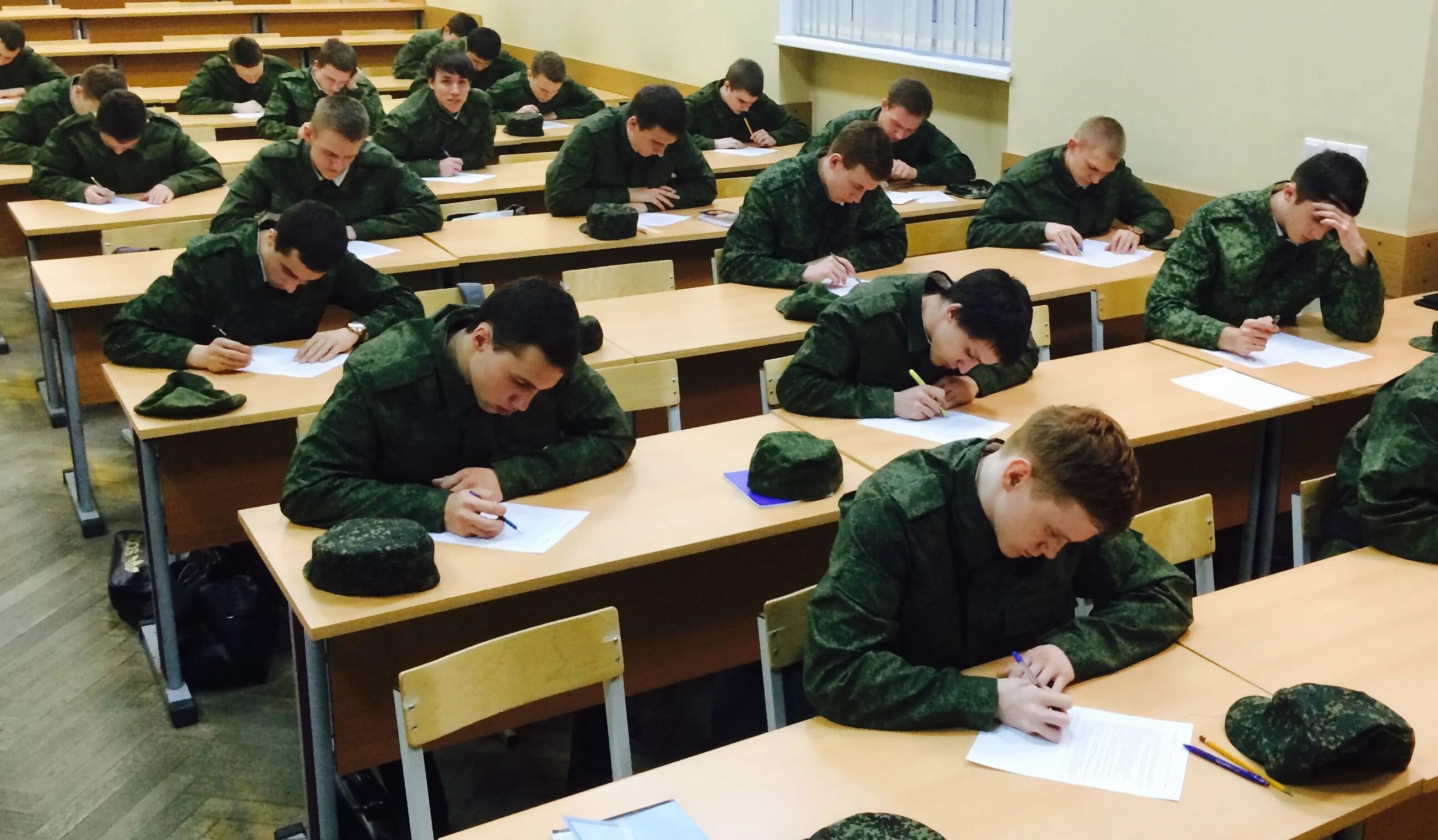 Подготовка офицерских кадров для вооруженных сил. Курсанты на занятиях. Занятия в армии. Учебные занятия в армии. Занятия с военнослужащими.