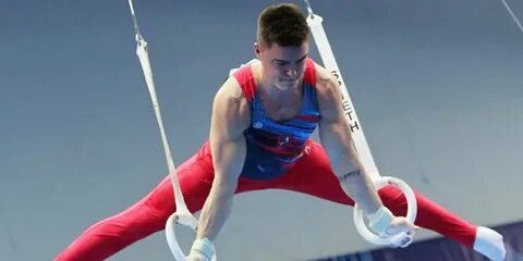 Зачем гимнаст поднимает правую руку вверх