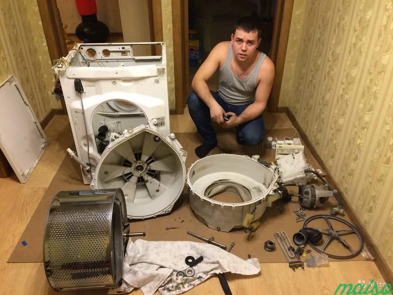 Ремонт стиральных машин в подольске на дому. Мастер стиральных машин. сломанная стиральная машина. ремонтирует стиральную машину. починка стиральной машинки.