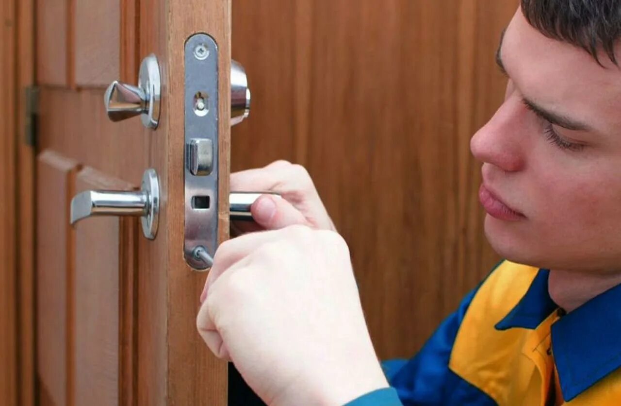 Установщик дверей. Locksmith. Вскрытие замков мастер. Установщик замков. Мастер дверь чинит.