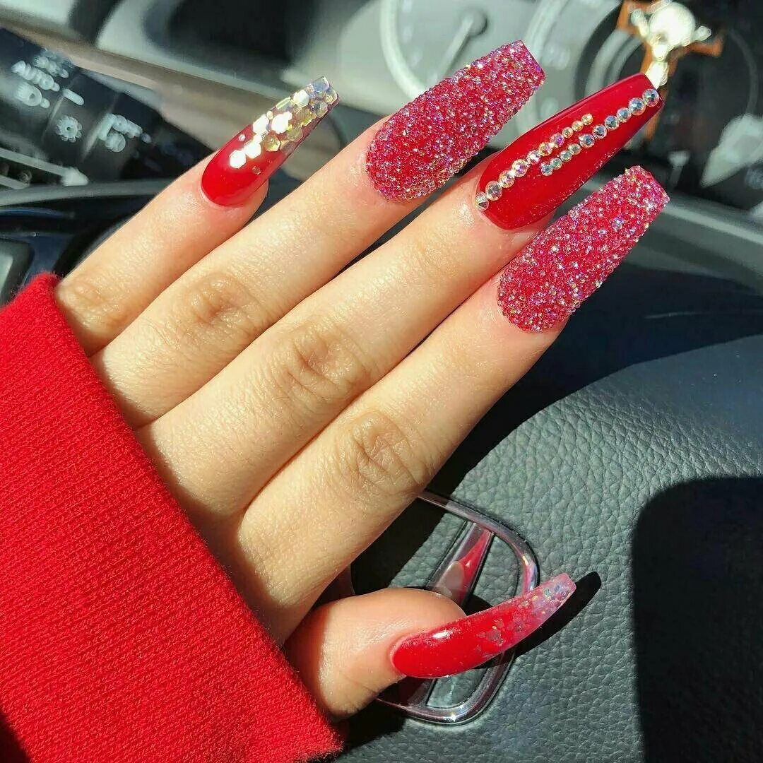Красный светоотражающий френч. Красный светоотражающий френч. Красный френч на квадратных ногтях. Французский маникюр с красным цветом. Красный светоотражающий френч.