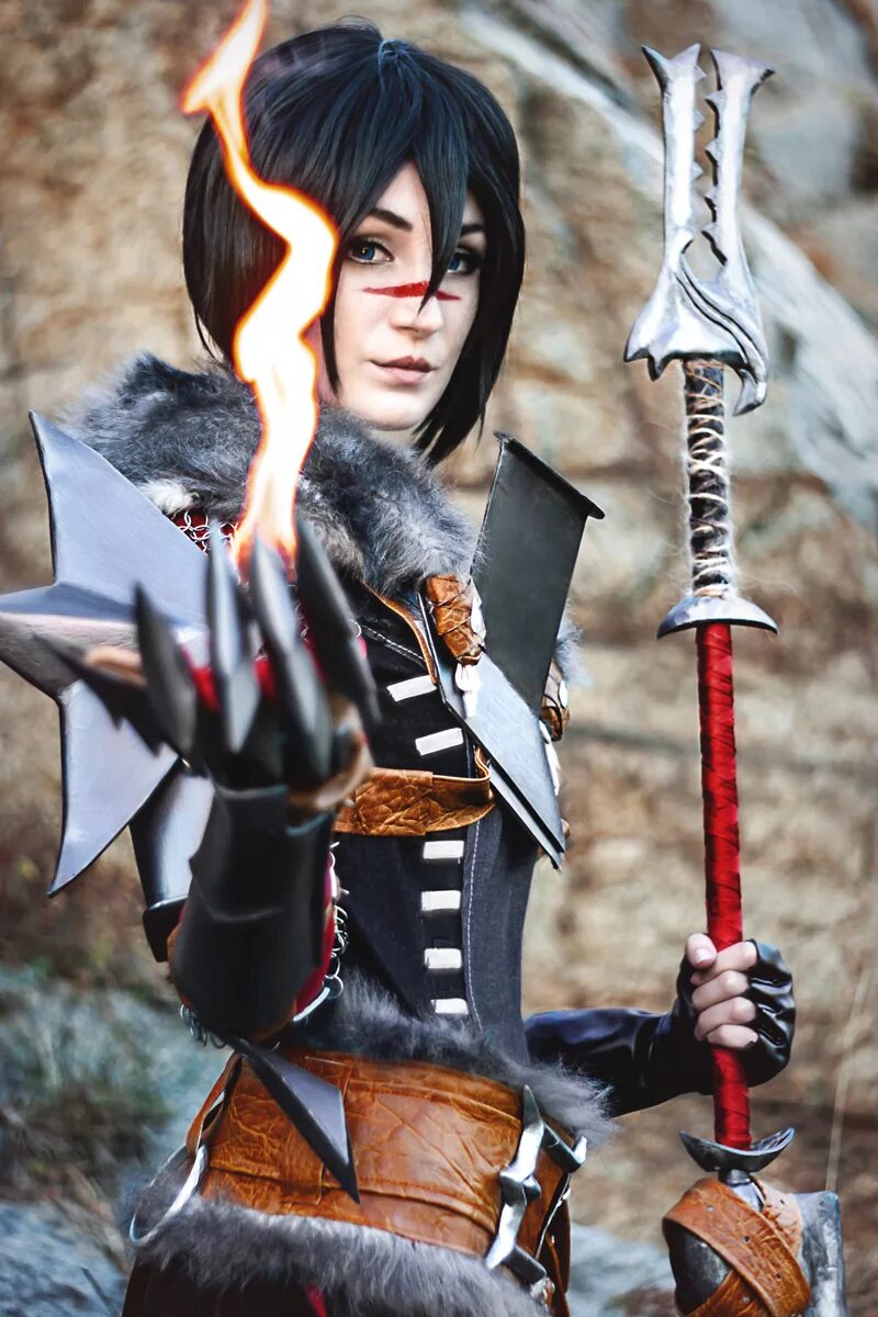 Dragon cosplay. Dragon age 2 Хоук косплей. Dragon age 2 Хоук девушка косплей. Драгон эйдж 2 Хоук косплей.