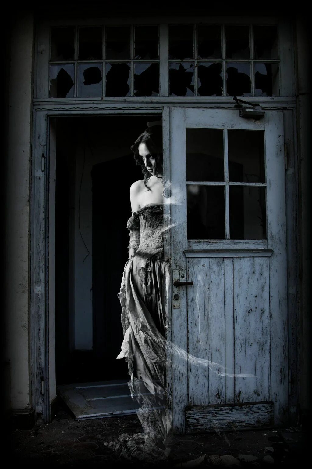 Девушка привидение. Страшная психиатрическая больница с призраками. Девушка в замке. Девушки дом с привидениями. Дом с привидениями (haunted house) hindi.