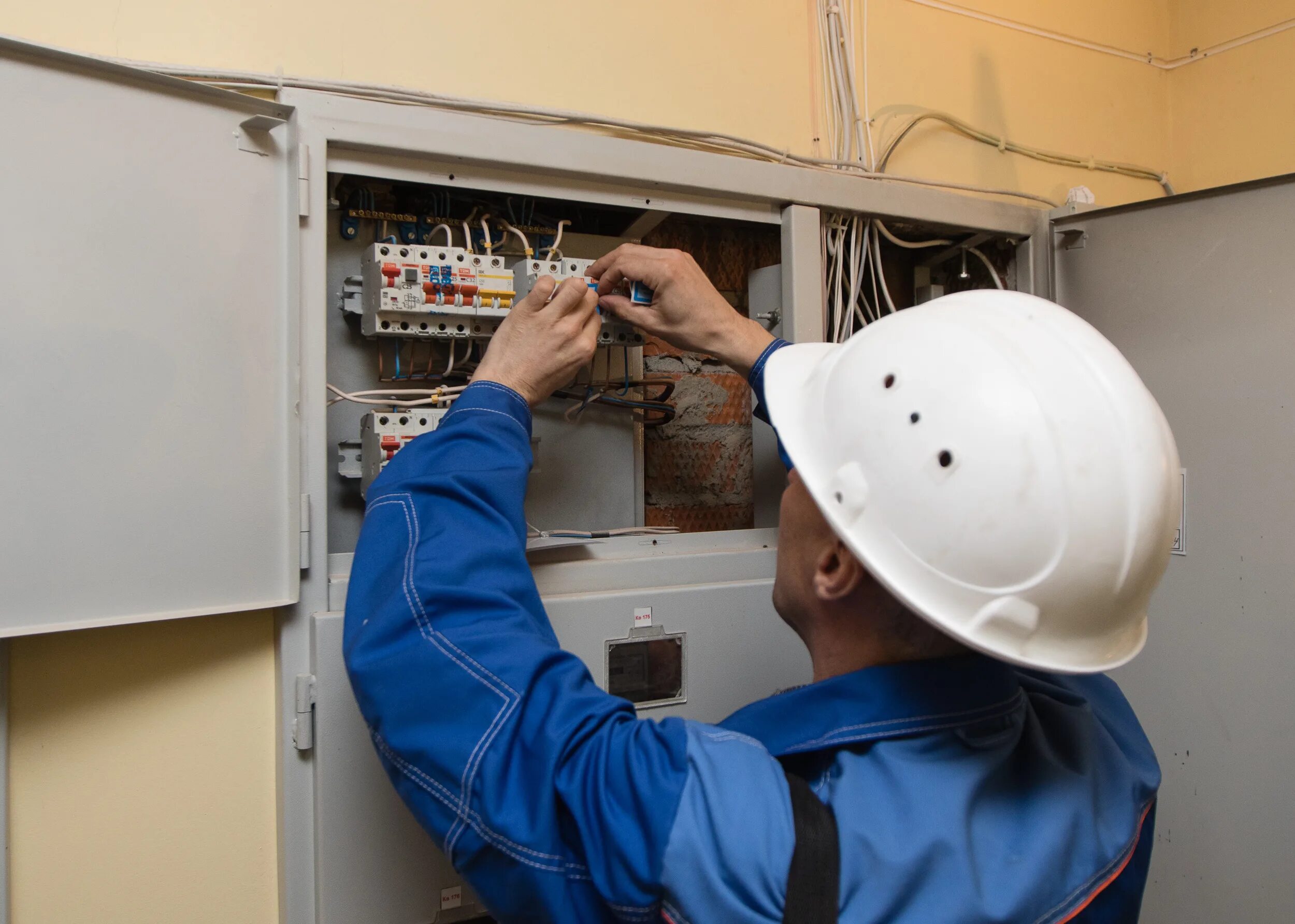 как отключают электричество за неуплату в квартире. отключили электричество. электроэнергия жкх. отключили электричество. счетчик в подъезде.