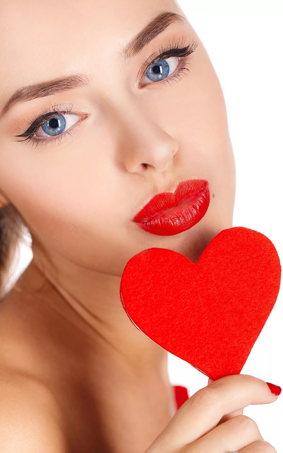 Женское сердце. Девушка с сердцем в руках. Девушка с разбитым сердцем. Красивые девушки с сердечками. Огромное сердце.