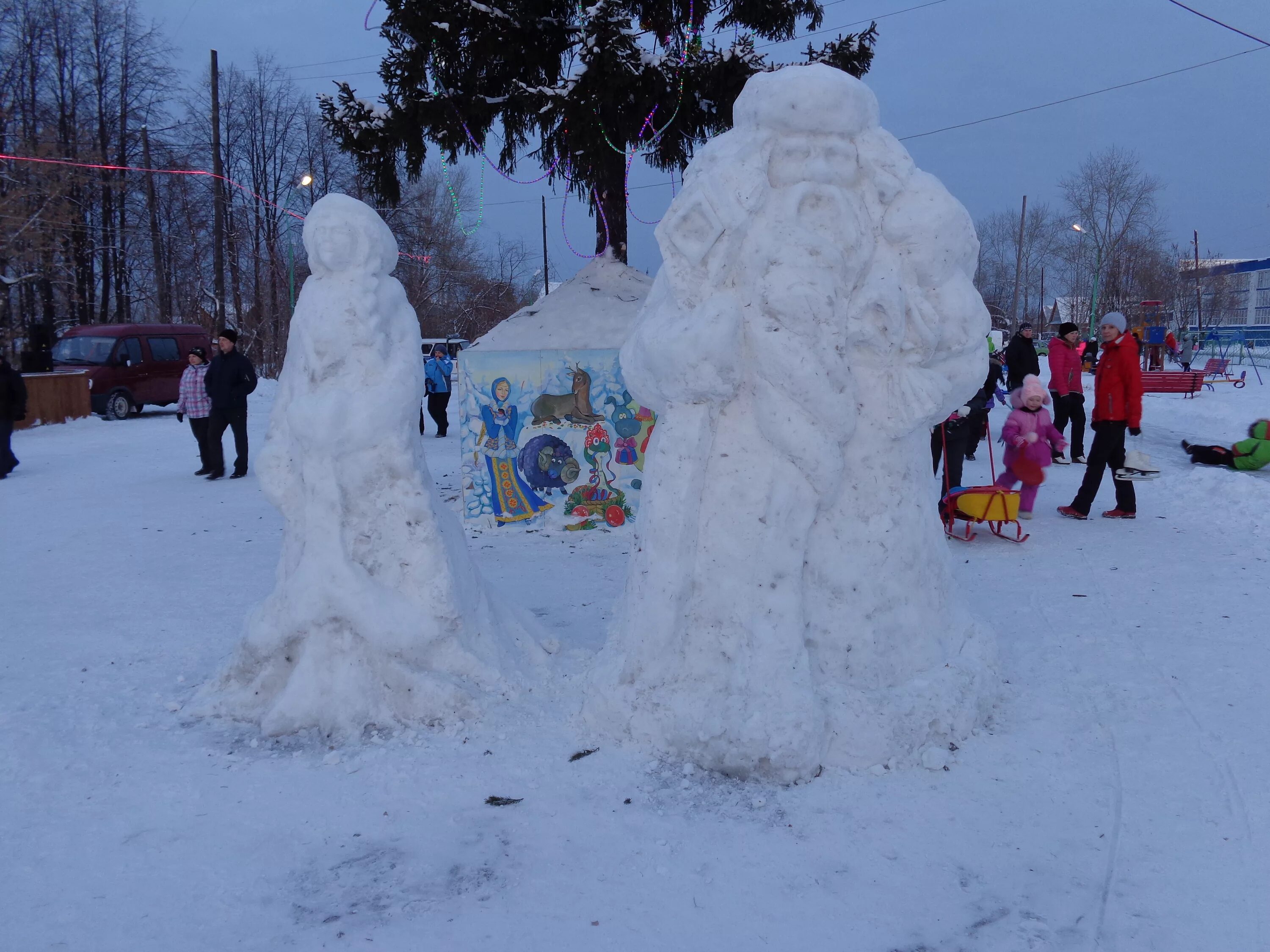 фигуры деда мороза и снегурочки из снега. снежная скульптура дед мороз и снегурочка. дед мороз снежная скульптура. фигуры из снега. снежные фигуры деда мороза и снегурочки.