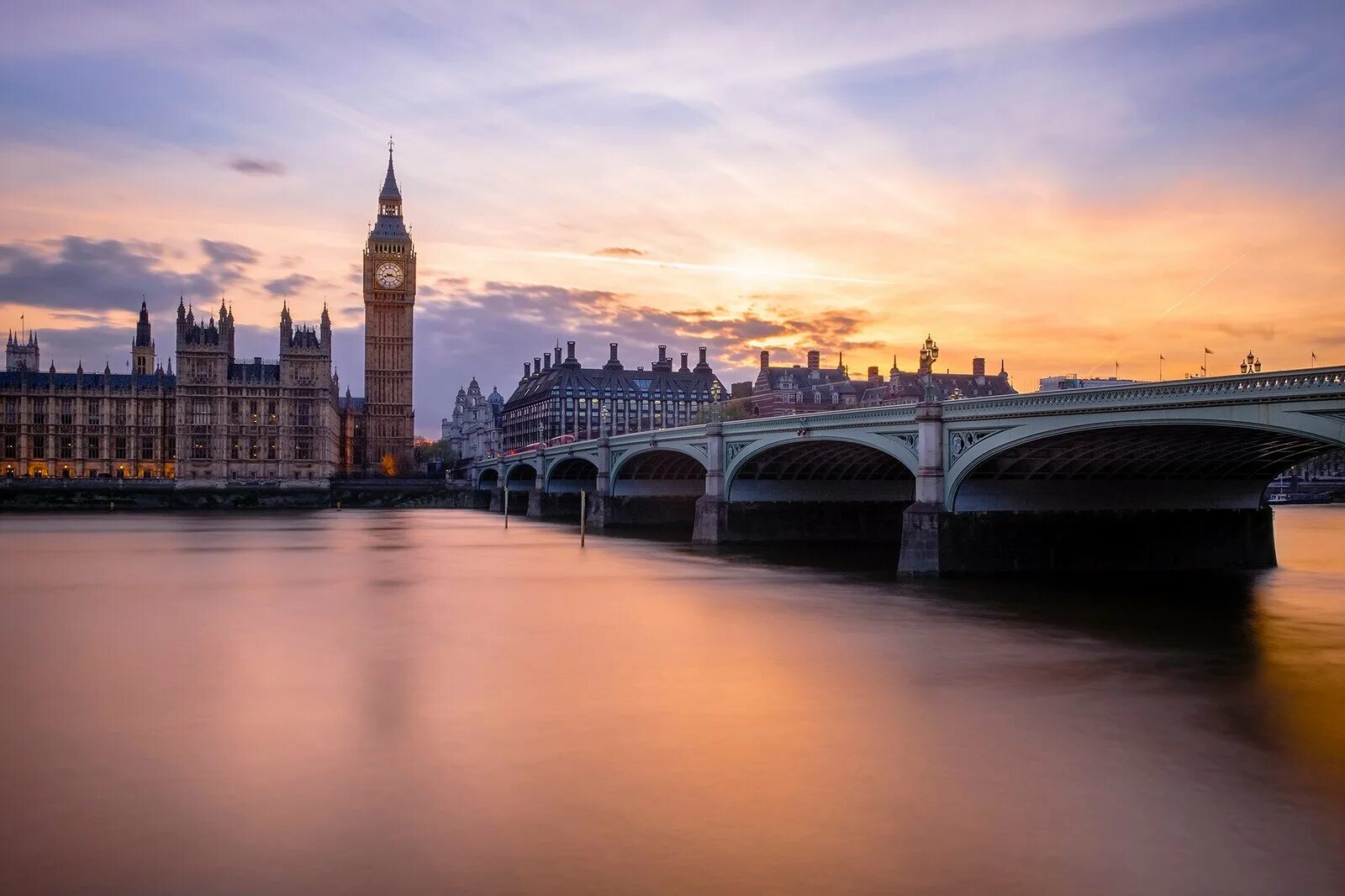 One of the london s. Лондон. Вестминстерский мост. Биг Бен и Вестминстерский мост. Набережная Виктории Лондон Вестминстер. Вестминстерский мост Лондон тень.