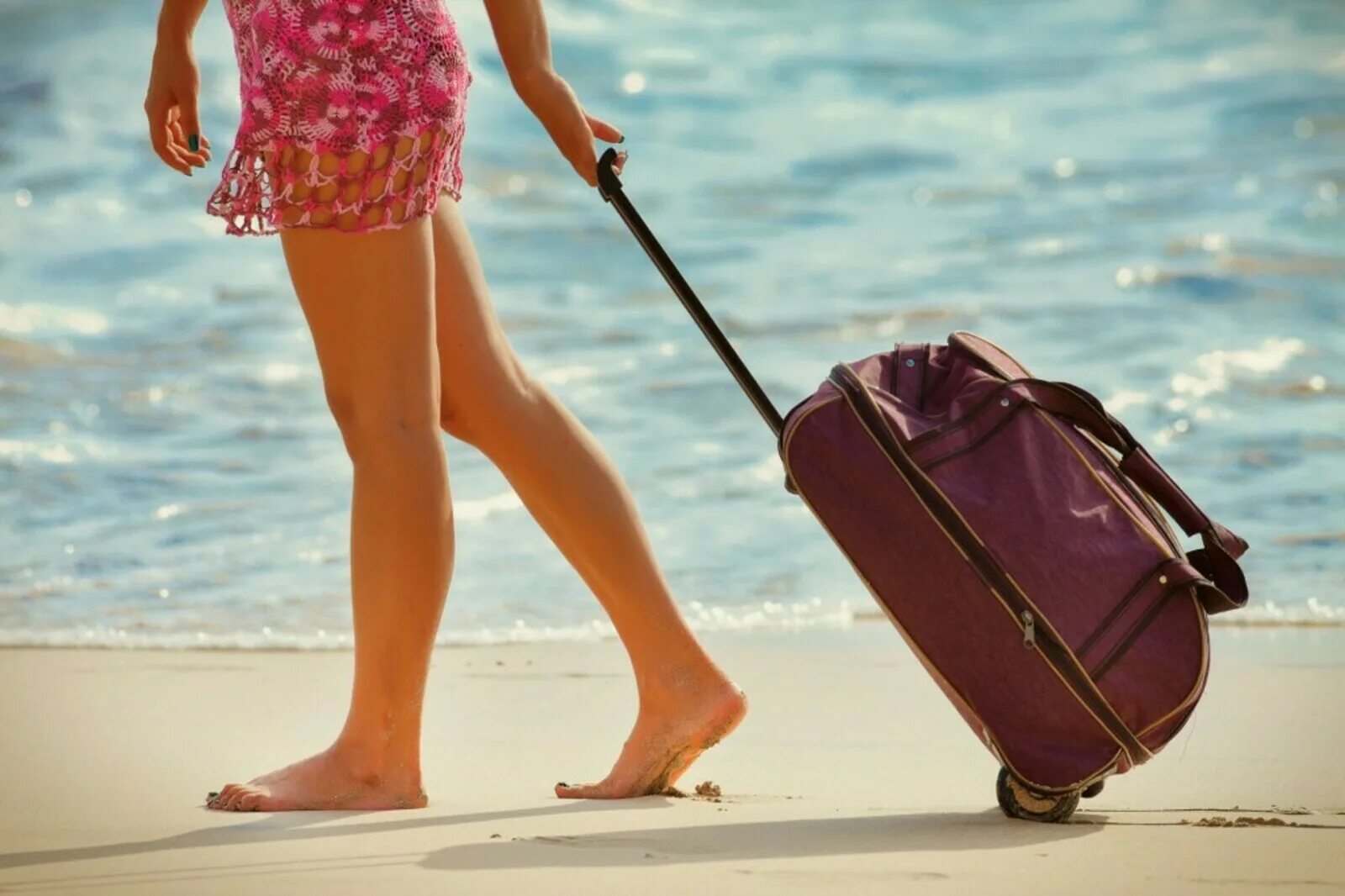 Муж уехал в отпуск. Девушка с чемоданом на море. Отпуск чемодан. Чемодан на пляже. Девушка с чемоданом на пляже.