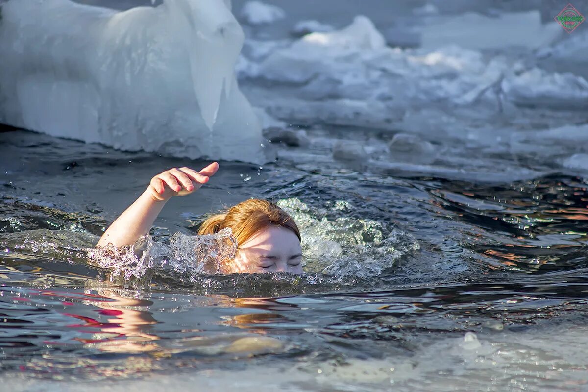 Можно мыться в холодной воде. Крещенские купания. девочка купается в море. девушка в холодной воде. люди купаются.