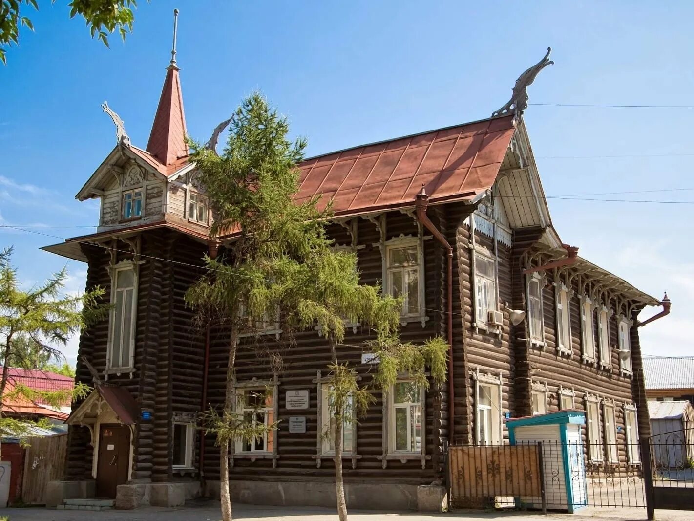 Город томск страна. Томск деревянное зодчество. Памятники деревянного зодчества Томск. Деревянное зодчество Томск Красноармейская. Томск дом с драконами ул Красноармейская 68.