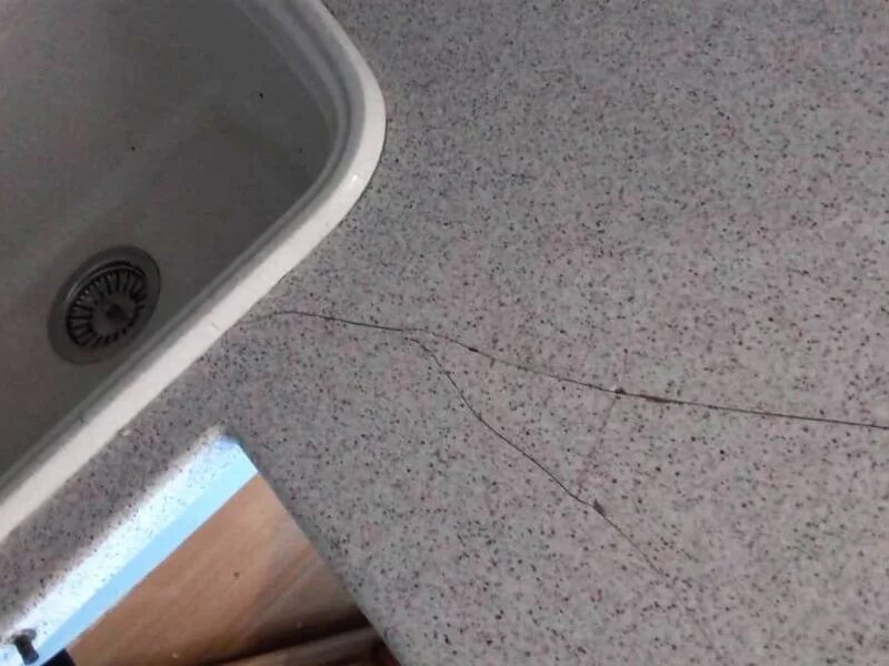 Царапины на столешнице из искусственного камня. Крепление столешницы из искусственного камня. Отремонтировать скол на столешнице из дсп. Как заделать столешницу. Скол на пластиковой столешнице.