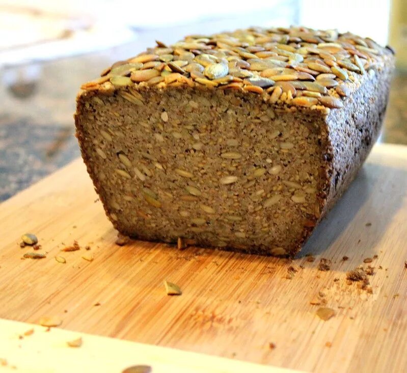 Пшеничный сыроедческий хлеб. Хлеб с тыквенными семечками. Хлеб с овощами. Хлебцы и хлеб сыроедческие. Полезный хлеб рецепт