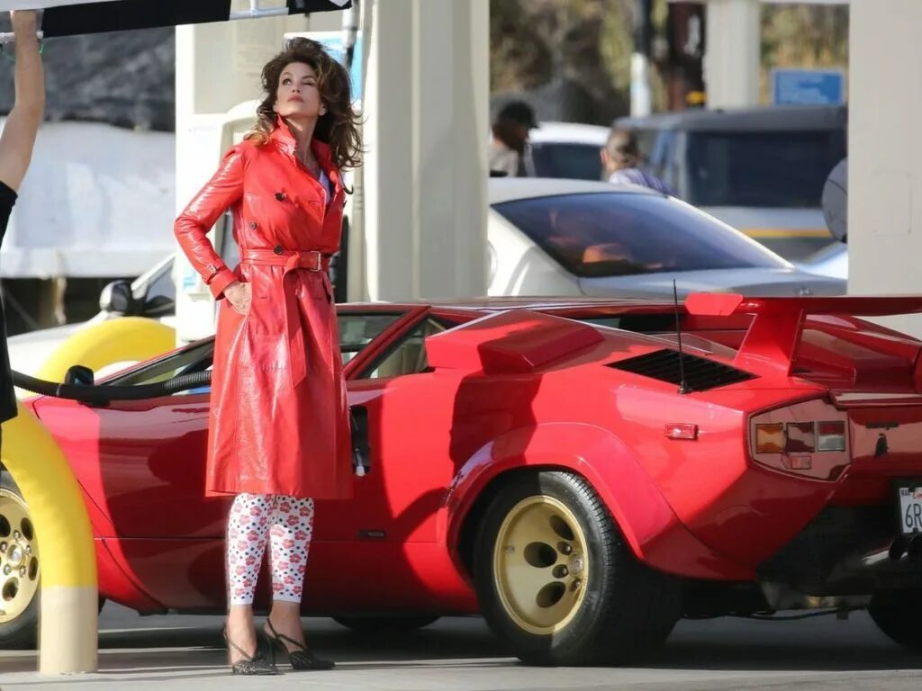 Sindy car drive. Cindy Crawford Lamborghini. Машины Синди Кроуфорд. Синди Кроуфорд в Красном костюме у красного автомобиля. Синди Кроуфорд возле авто.