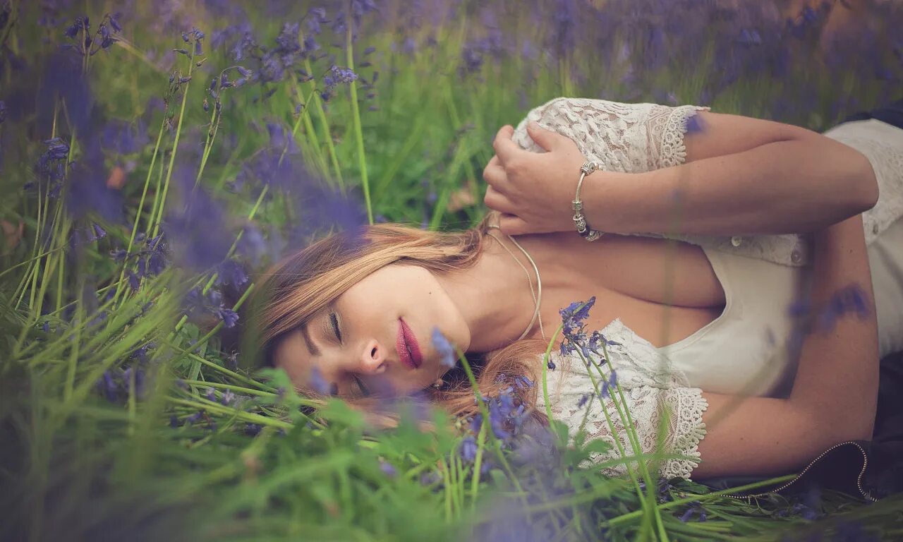 Скачать обои трава, девушка, свет, деревья, красивая, Melania, Vibrant Shots, ра