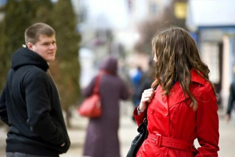 Подходит на улице и разговаривает. Толпа парней. встреча людей на улице. люди встретились на улице. случайная встреча на улице.