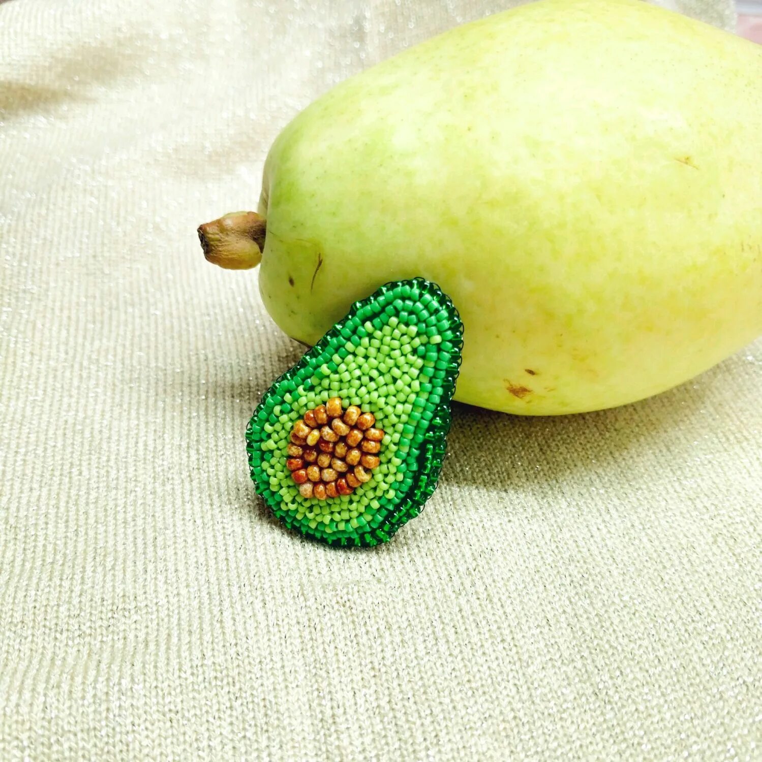 Авокадо бисером. Брошь авокадо. Схема для бисера авокадо. Брелок из бисера авокадо. Как сделать авокадо из бисера.