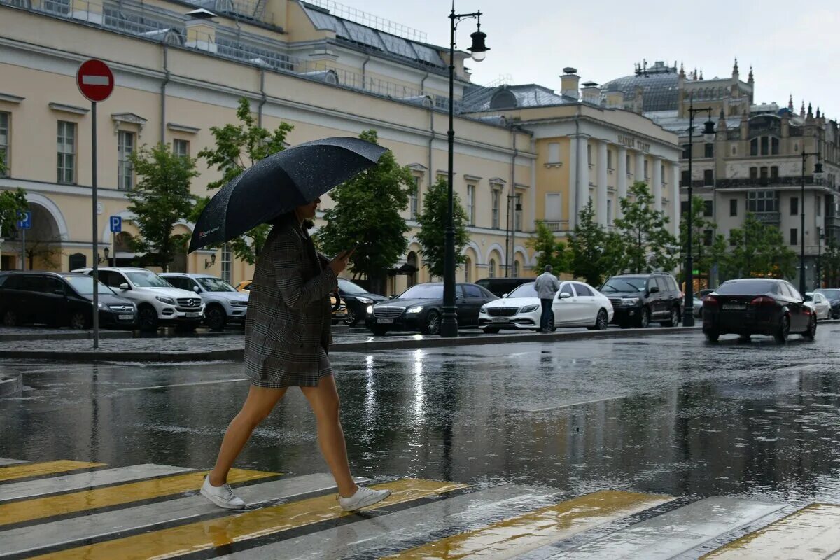 Столица дождей город. Дождь в городе. Сильный дождь в Москве. Прохладное лето в Москве. Московский дождь.