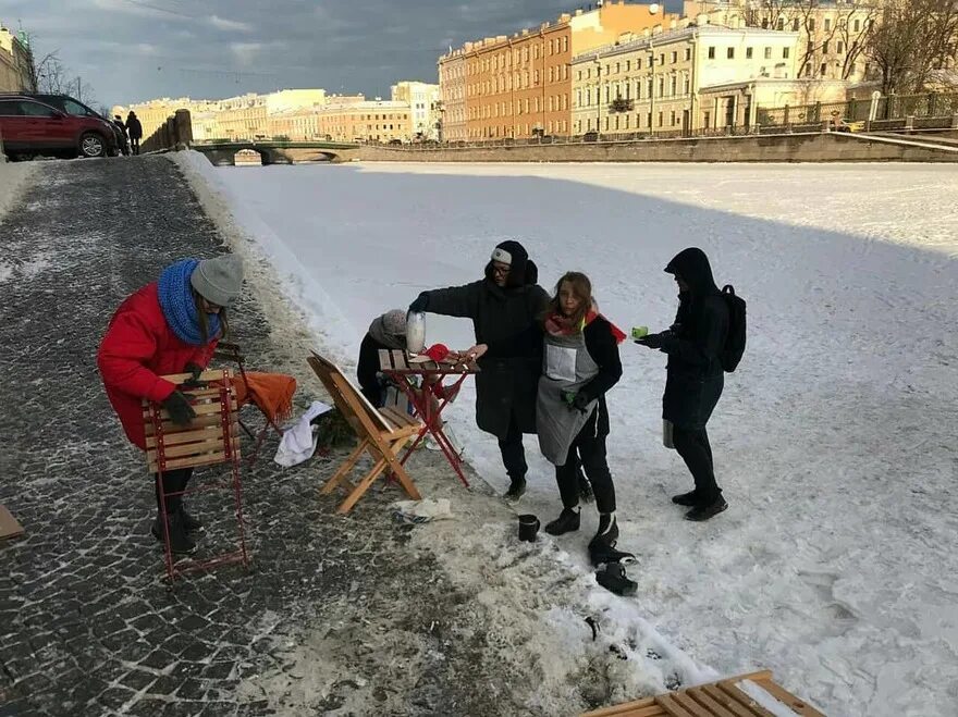 Гололед снег питер. Оттепель зимой. Пропажа девушек в туапсе. Девушка выбросилась из окна в мурино. Жители петербурга.