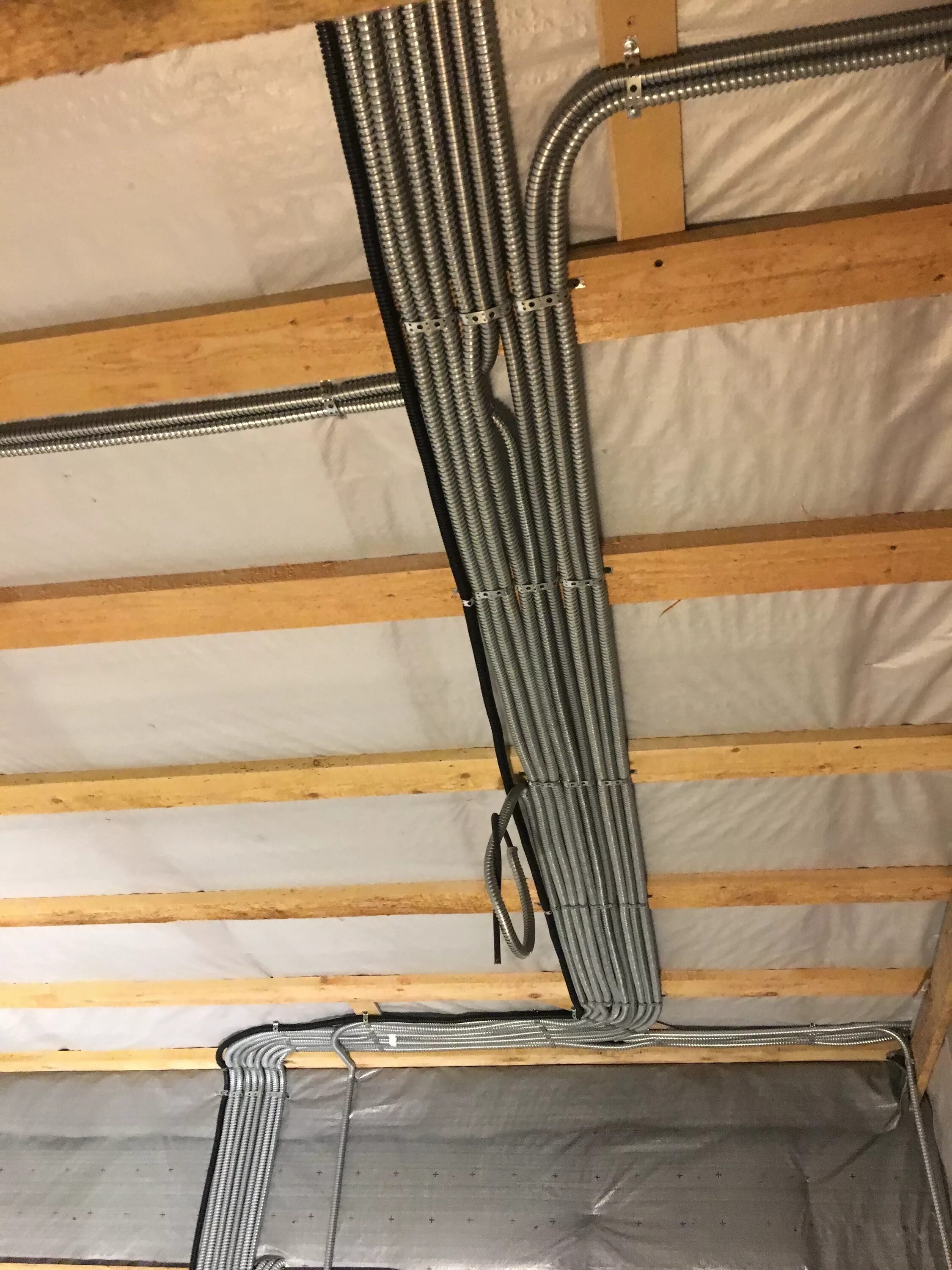 Проводка в каркасном доме. Электрика в каркасном доме. Электрика в каркасном доме. Электропроводка в каркасном доме. Прокладка кабеля крепление снизу.