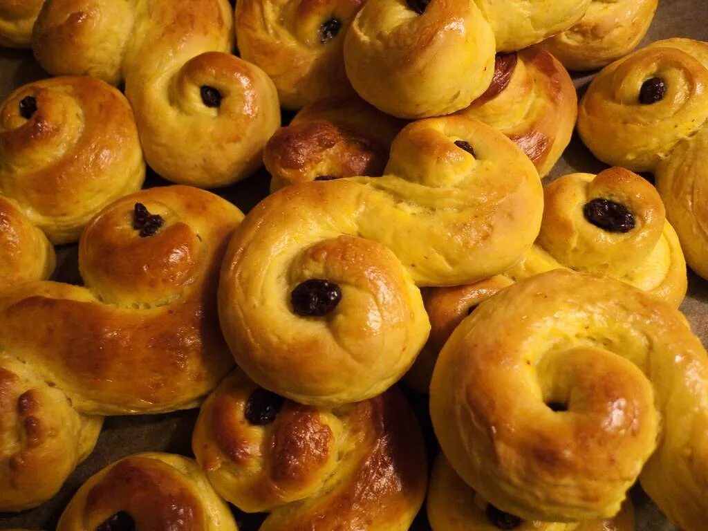 Шведские булочки. Lussekatter. Булочки люссекаттер. Булочки с шафраном. Булочки с шафраном шведские.