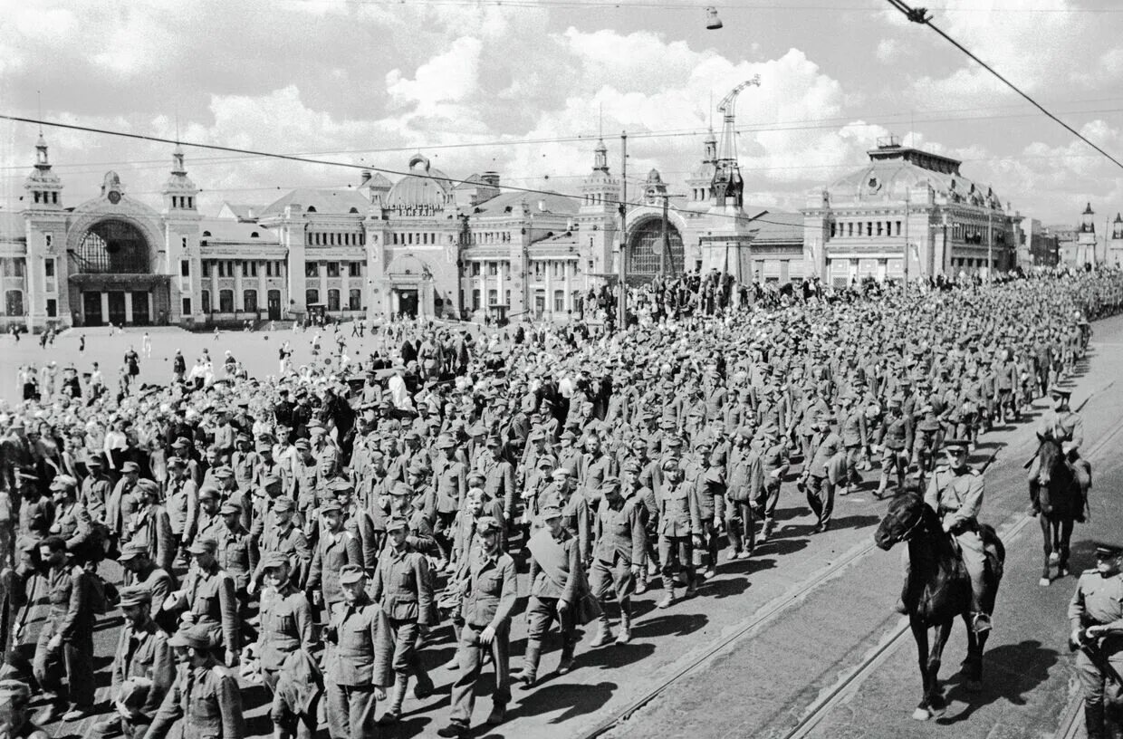1944 г состоялся парад побежденных. Парад военнопленных немцев в москве 1944. парад пленных немцев в москве 1945. пленные немцы в москве 1944. шествие немецких военнопленных в москве 1944.