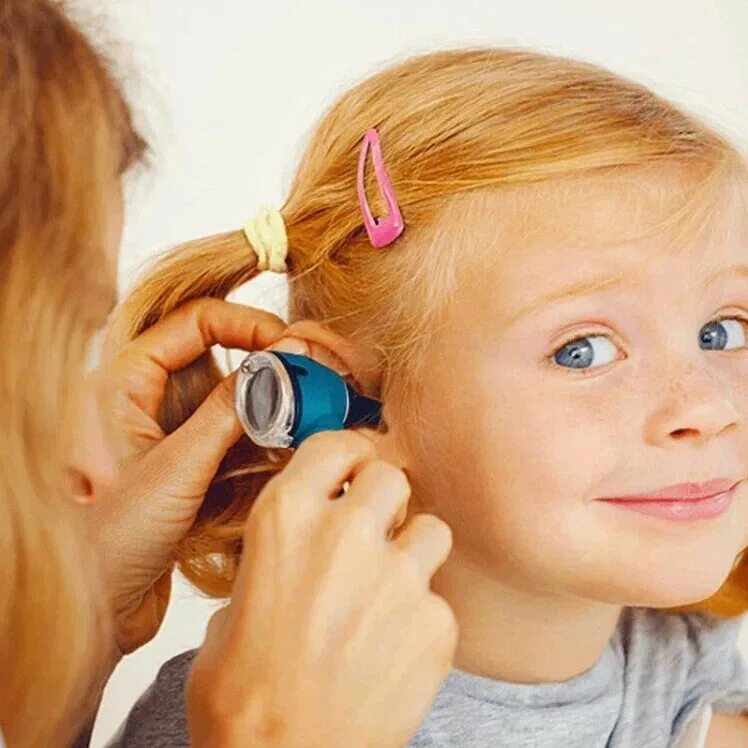 Среднее нарушение слуха. Дети с нарушением слуха.. Отоларинголог детский. Маленький ребенок с нарушением слуха. Снижение слуха у ребенка.
