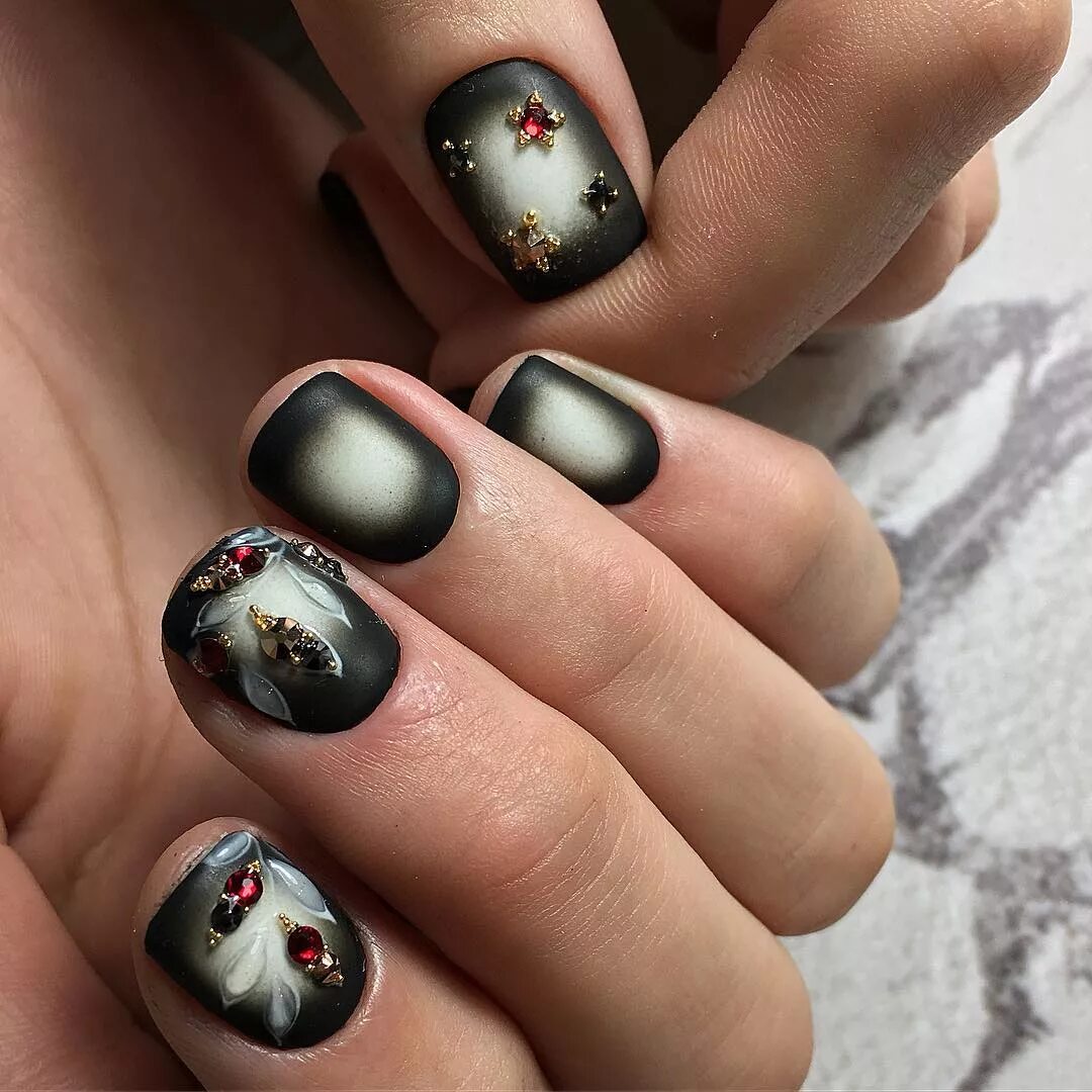 маникюр с ежами. креативные ногти 2023. светлый маникюр с абстракцией. оригинальные ногти. ногти с единорогом.