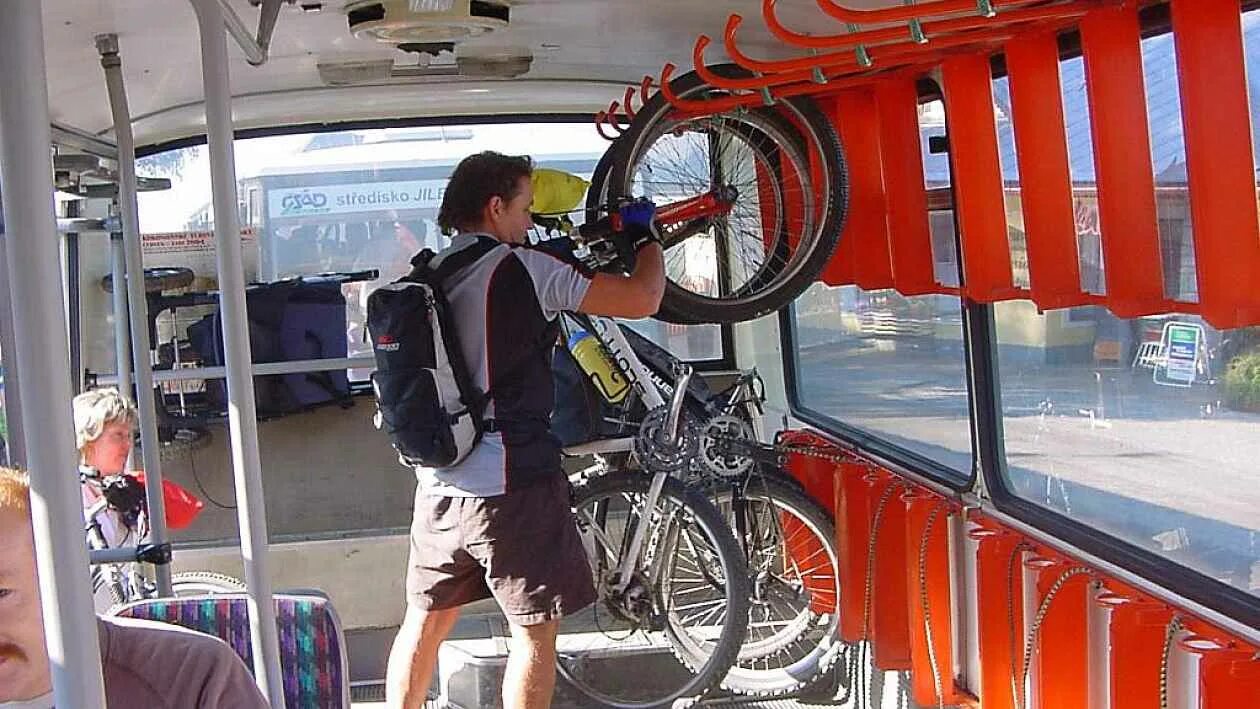 Велосипед в трамвае. Велосипед в маршрутке. Провоз велосипеда в автобусе. Велосипед в электричке.