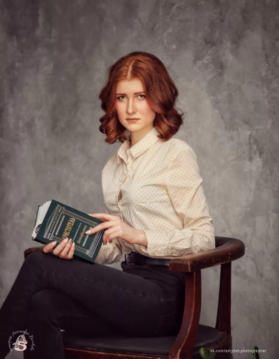 Девушка с книжкой. Идеи для фотосессии с книгами. Девушка с книгой. Фотосъемка в библиотеке. Фотосессия с книжкой.