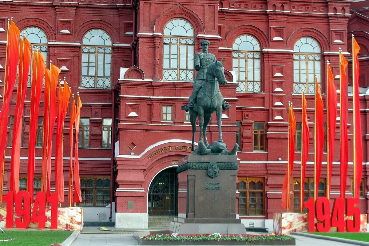 20 памятников москвы. Памятник Жукову в Москве на красной площади. Памятник маршалу Жукову в Москве. Памятник Жукову на Манежной площади.