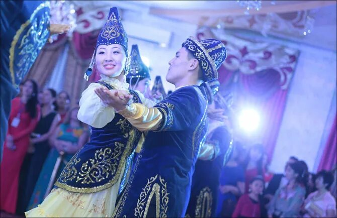 казахский танцевальный костюм. слушать казахские танцевальные. слушать казахские танцевальные. слушать казахские танцевальные. алтынай ансамбль казахстан.