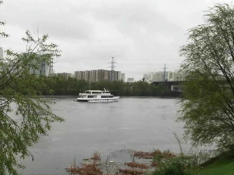 ручной набор типография. печатники текстов. женские руки на клавиатуре. профессия наборщик в типографии. ручной набор текста.