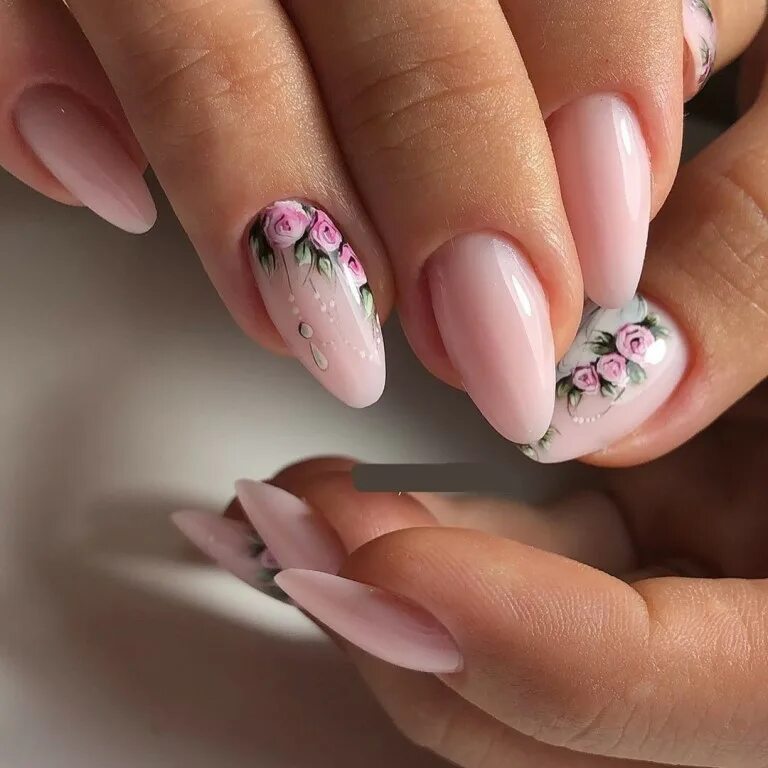 Маникюр миндаль с цветочками. Ногти весна. Стильный маникюр. Тренды маникюра 2021. Цветочный маникюр миндаль.