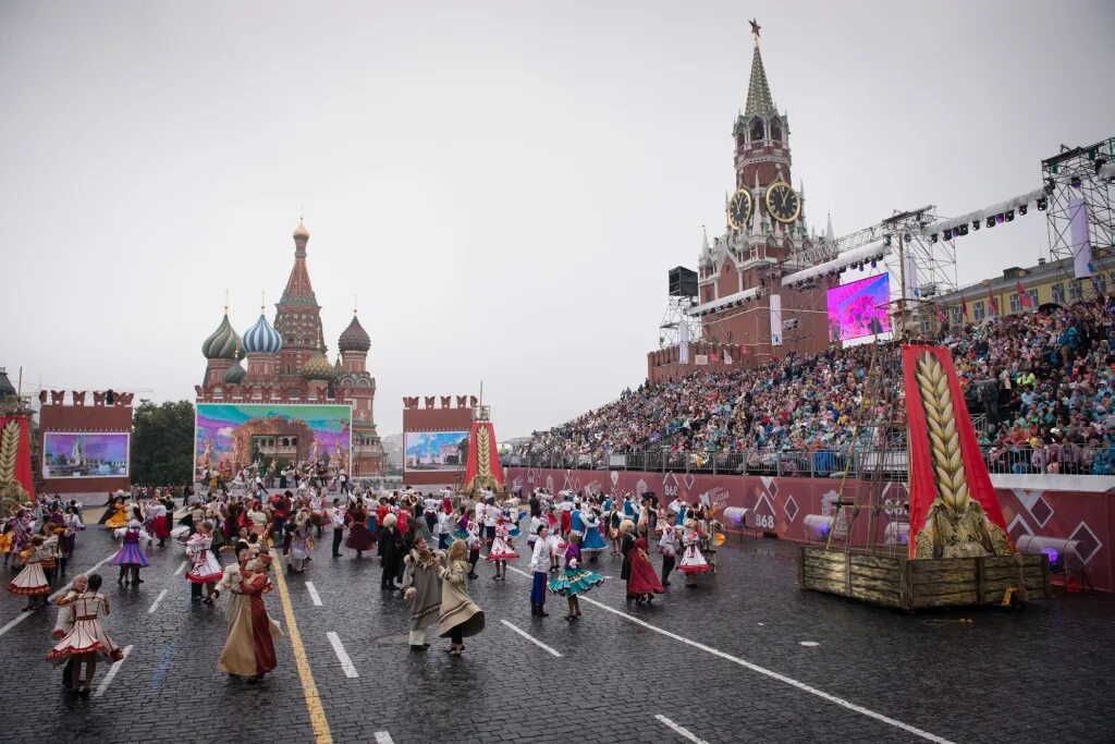 Сегодня на красной площади мероприятия в москве. Красная площадь праздник. Праздничная красная площадь. Москва днем. С праздником города Москвы.