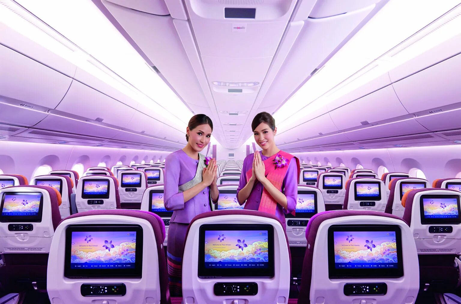 А330 тайские авиалинии. Авиакомпания Thai Airways. Самолет тайские авиалинии. Авиакомпания Thai Airways Пхукет Бангкок самолеты.