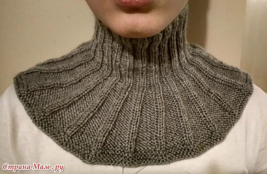 Вязаная манишка для мальчика спицами. Шарф-манишка спицами для начинающих. Манишка спицами для женщин. Как рассчитать количество петель на манишку спицами. Манишка резинкой 2x2.