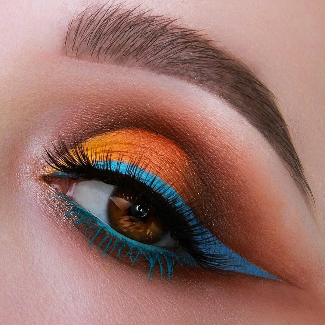 Стрелки макияж. Очень яркий макияж. Вечерний макияж для блондинок. Макияж на две стороны разный. Макияж глаз.