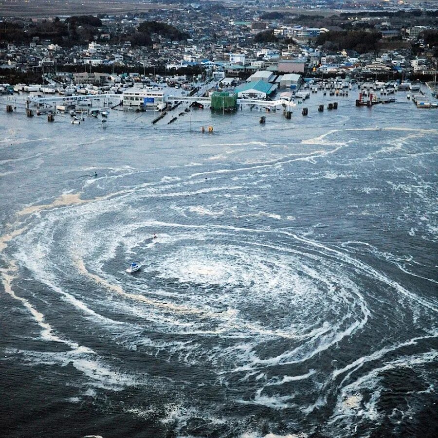 Опасное природное явление наводнение. Цунами в японии в 2011. волна цунами в японии. наводнение в японии 2011. цунами землетрясение наводнение.