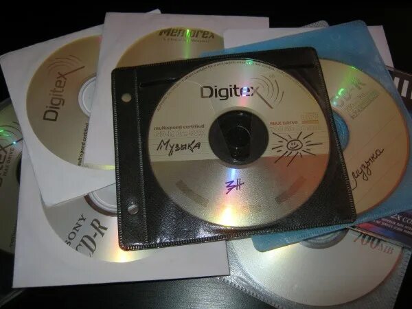 Музыкальные диски двд. Cd диск с музыкой. Музыкальный сд диск. Диск на 700 мб. Диск с музыкой.