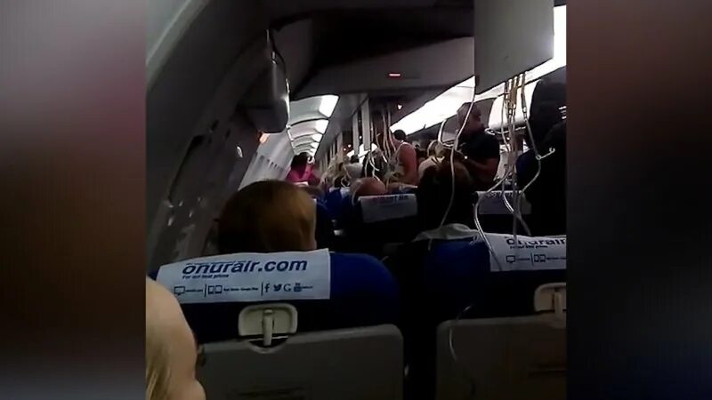 При разгерметизации салона самолета следует. При разгерметизации салона самолета следует